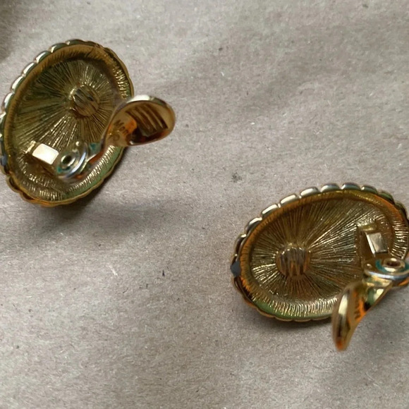 Vintage Faux Pearl Gold tone Monet Clip on earrings - Picture 4 of 5